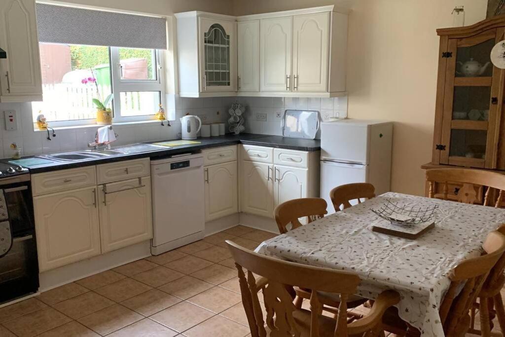 Bumblebee Cottage Donegal Town Extérieur photo